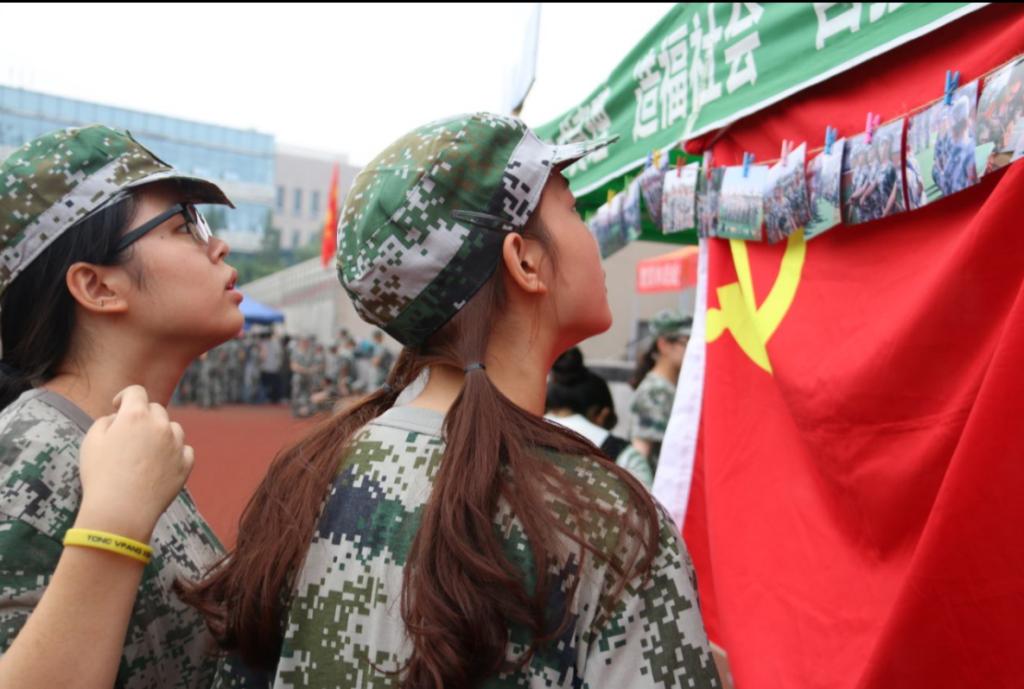 看,军训照片上墙啦! 看,军训照片上墙啦!