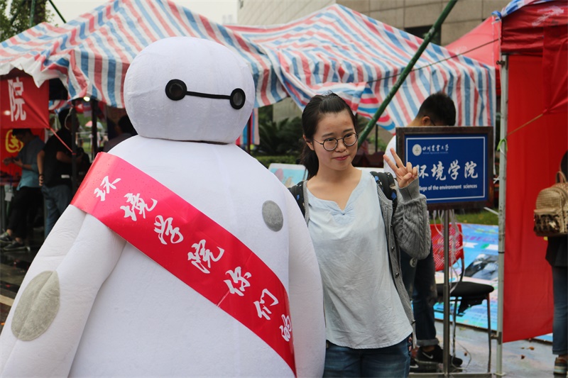 “萌神”大白为环境学院代言 “萌神”大白为环境学院代言