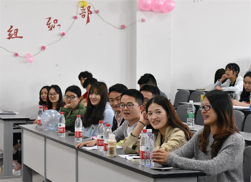 环境学院“关注两会实事 聚焦环境热词”示范性团组织生活顺利开展 环境学院“关注两会实事 聚焦环境热词”示范性团组织生活顺利开展