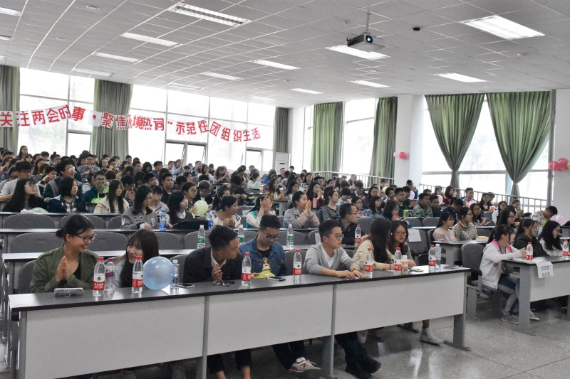 环境学院“关注两会实事 聚焦环境热词”示范性团组织生活顺利开展 环境学院“关注两会实事 聚焦环境热词”示范性团组织生活顺利开展