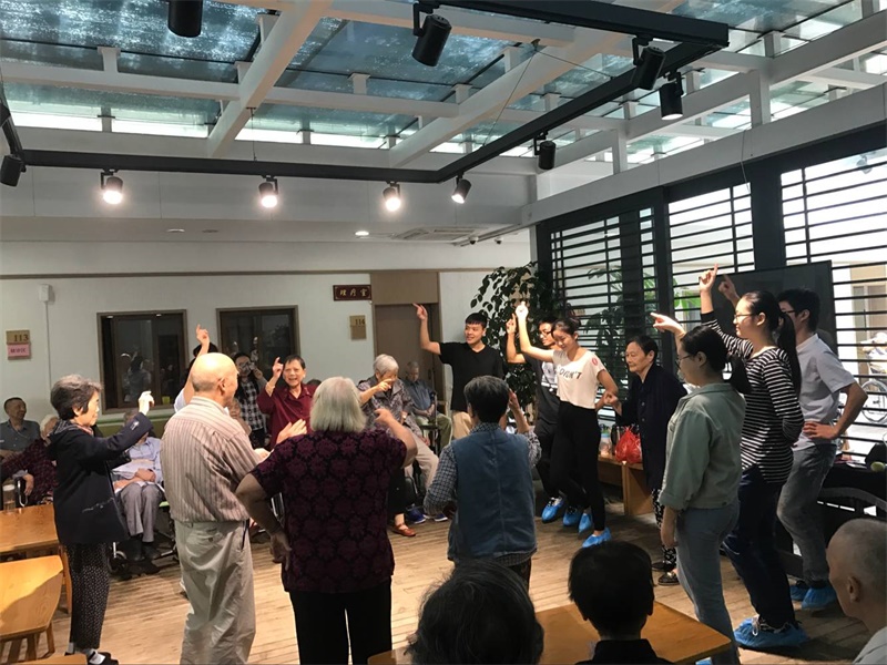 环境学院青工部进行“双节”慰问老人活动